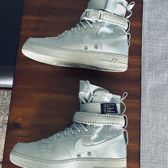 NIKE SF Air Force 1 High-Top, Women’s 9.5
Waterproof, light silver/Mica Green - Picture 7 of 11